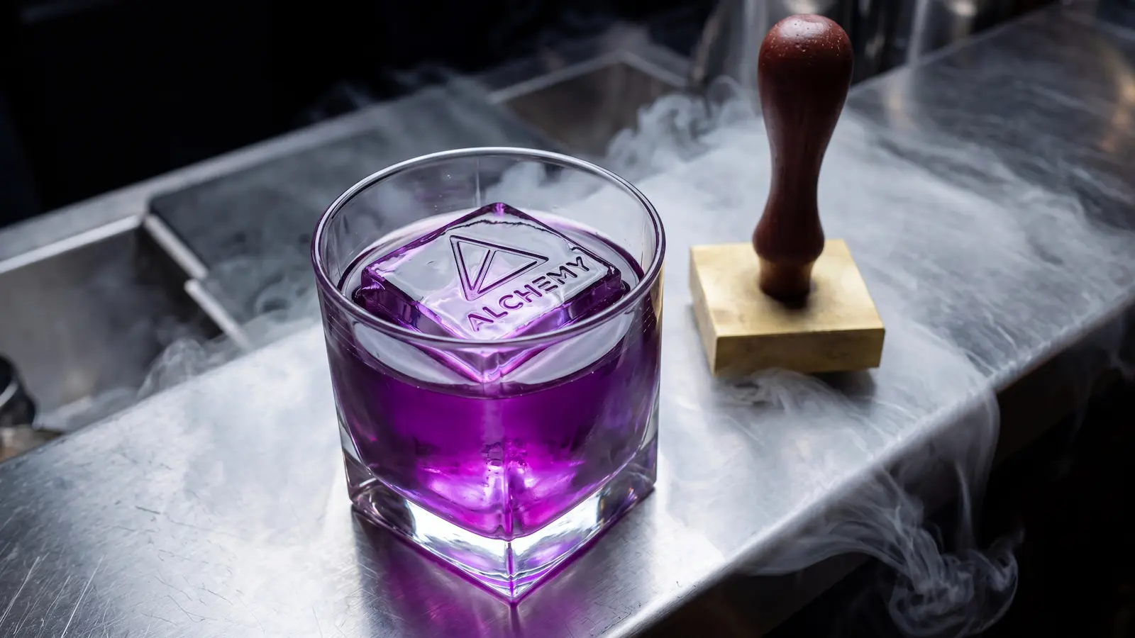Personalizowana kostka lodu z wytłoczonym logo Alchemy i mosiężny stempel barmański
